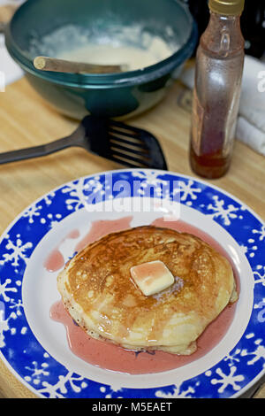 Macadamianuss Pfannkuchen in einer gusseisernen Pfanne gekocht wird, was für das Frühstück. Stockfoto