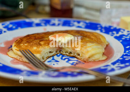 Macadamianuss Pfannkuchen in einer gusseisernen Pfanne gekocht wird, was für das Frühstück. Stockfoto