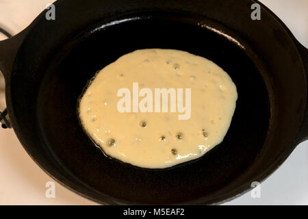 Macadamianuss Pfannkuchen in einer gusseisernen Pfanne gekocht wird, was für das Frühstück. Stockfoto