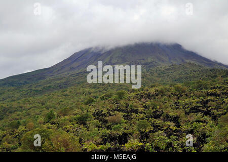 Lavaströme an den Hängen des Vulkans Mount Arenal im Norden Costa Ricas. Stockfoto