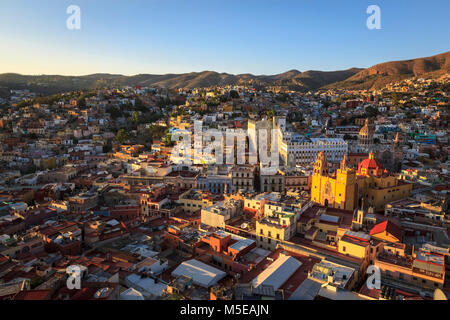 Die horizontale Sicht aus der Vogelperspektive auf das bunte Stadt Guanajuato in Mexiko, UNESCO-Weltkulturerbe seit 1988. Stockfoto