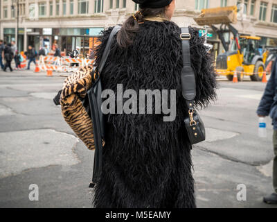 Eine Frau ihr shaggy Fellimitat winter Mantel tragen in der Upper East Side in New York am Donnerstag, 15. Februar 2018. (© Richard B. Levine) Stockfoto