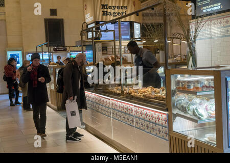 Kunden in der Great Northern Food Hall im Grand Central Terminal in New York am Donnerstag, 8. Juni 2017. (Â© Richard B. Levine) Stockfoto