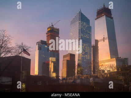 10 Hudson Yards, Mitte, 30 Hudson Yards, rechts, und andere Hudson Yards Entwicklung in New York am Dienstag, 13. Februar 2018. Die Eugene Apartment Gebäude ist auf der rechten Seite. (Â© Richard B. Levine) Stockfoto