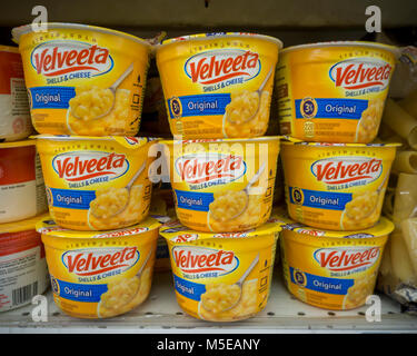 Container von Kraft Heinz' Velveeta Marke Muscheln und Käse sind in einem Supermarkt in New York am Donnerstag, Februar 15, 20182. Kraftpapier Heinz ist für das vierte Quartal am Freitag zu Version vor die Glocke. (Â© Richard B. Levine) Stockfoto