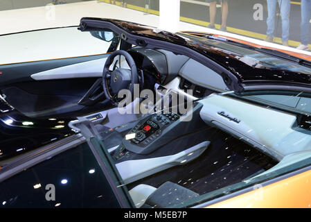 DUBAI, VAE - 17. NOVEMBER: Im Innenraum der Lamborghini Aventador S Roadster Sportwagen ist Auf der Dubai Motor Show 2017 Am 17. November 2017 Stockfoto