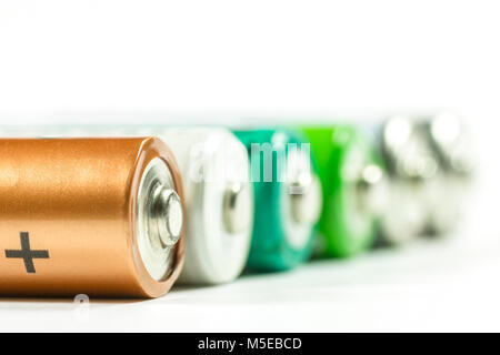 Auswahl an regelmäßigen und Akkus auf weißem Hintergrund Stockfoto