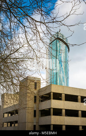 Brutalist architecture Parkplatz mit Neubau in der Ferne im Zentrum von Birmingham GROSSBRITANNIEN Stockfoto