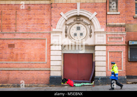 Schlafsack und Decken in einer großen Tür von einem obdachlosen Menschen links, Birmingham, Großbritannien Stockfoto