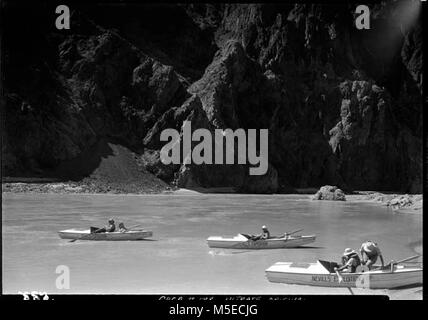 Grand Canyon Historische-Norm Nevills Expedition c ERSTE NEVILLS COLORADO RIVER EXPEDITION. 3 Boote, 5 PERSONEN AUF DEM FLUSS ZIEHEN IN EINEN STRAND VON Phantom Ranch. 22 JUN 1938 Stockfoto