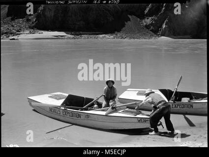 Grand Canyon Historische-Norm Nevills Expedition c ERSTE NEVILLS COLORADO RIVER EXPEDITION. DR. ELZADA KLEE SITZEN IM BOOT WEN ER GESICHERT IST. DER STRAND VON Phantom Ranch. 22 JUN 1938 Stockfoto