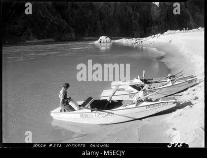 Grand Canyon Historische-Norm Nevills Expedition c ERSTE NEVILLS COLORADO RIVER EXPEDITION. Boote gesichert am Strand in der Nähe der Phantom Ranch. LOIS JOTTER SITZEN IN DER MEXIKANISCHEN HUT. 22 JUN 1938 Stockfoto