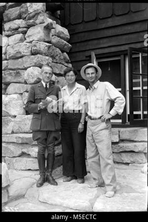 Grand Canyon Betriebsleiter Tillotson, Dr. Klee, und Norm Nevills GRCA SUPT TILLOTSON, DR. ELZADA KLEE, & RIVER RUNNER, NORMAN NEVILLS POSIERT AUF DIE SCHRITTE DER ADMIN GEBÄUDE. (RANGER) vom 12. Juli 1938 Stockfoto