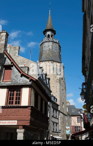 Das 15. Jahrhundert Clock Tower in der Rue de l'Horloge in der Altstadt von Dinan, Frankreich Stockfoto