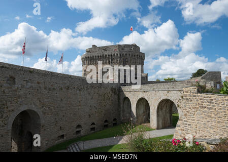 Das Château de Dinan, ab 1382 gebaut, in der historischen Altstadt von Dinan, Frankreich. Auch bekannt als Donjon de la Duchesse Anne (Halten der Herzogin Anne) Stockfoto