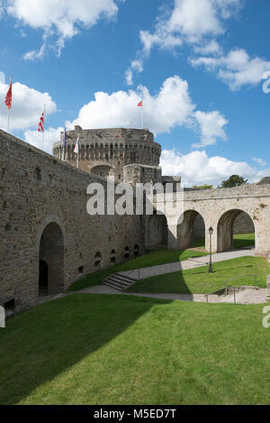 Das Château de Dinan, ab 1382 gebaut, in der historischen Altstadt von Dinan, Frankreich. Auch bekannt als Donjon de la Duchesse Anne (Halten der Herzogin Anne) Stockfoto