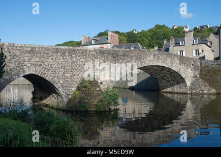 Die alte steinerne Brücke, genannt Le Vieux Pont, über den Fluss Rance in den Hafen von Dinan, Bretagne, Frankreich. Stockfoto