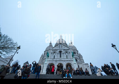 PARIS, Frankreich, 19. Dezember 2017: Masse der Touristen vor der Sacré-Coeur in Montmartre, Paris. Die Basilika des Heiligen Herzen von Paris Stockfoto