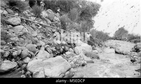 Grand Canyon Historischen - Bright Angel Creek Hochwasser HOCHWASSER IM AUGUST 4-5, 1948. Mit SCHÄDEN AN DEN NATIONAL PARK SERVICE WASSER SYSTEM, DAS DAZU DIENT, CAMPINGPLATZ UND ROCK HOUSE TRAIL STATION, inneren CANYON, GRCA. An der Ostseite der Bright Angel Creek in der Nähe von Phantom Ranch Obstgarten. CIRCA 1948. . Stockfoto