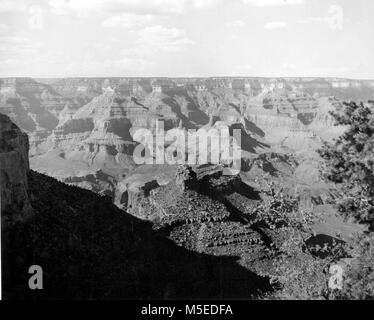 Grand Canyon Village Standpunkte GRAND CANYON AUS DER NÄHE VON KOLB STUDIO AUF DER SOUTH RIM. CIRCA 1949. . Stockfoto