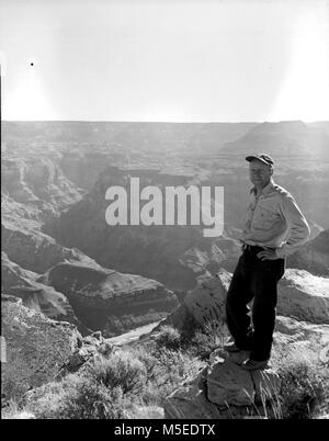 Grand Canyon Tahuta Punkt nördlich von TAHUTA, großen Daumen. COLORADO FLUSS sichtbar. TAPEATS RAPIDS SICHTBAR, WIE TAPEATS CREEK DRAINAGE. ASSISTANT CHIEF RANGER SCHUFT IM FOTO. APRIL 1, 1953. Stockfoto