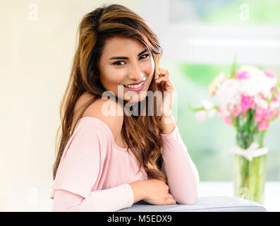 Single Frau in modernes Apartment Stockfoto