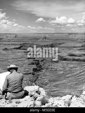 Grand Canyon Biber Canyon südlichen Teil der GRAND CANYON NATIONAL MONUMENT VOM KOPF DER BIBER CANYON SUCHEN DIREKT AM BERG SINYALA. CHIEF RANGER STRICKLIN IM VORDERGRUND. CIRCA 1954. . Stockfoto