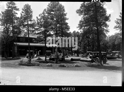 Grand Canyon Babbits General Store ABGESCHLOSSENEN PARKPLATZ AM BABBITT BROS GENERAL STORE - GEGENÜBER VOM PARK HQ. (RANGER), 01. Sep 1932. Stockfoto