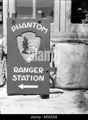 Grand Canyon historisch-Phantom Ranger Station anmelden PHANTOM RANCH RANGER STATION ZEICHEN NACH FERTIGSTELLUNG UND VOR DEM EINBAU IN DEN CANYON. Mai 1956. Stockfoto