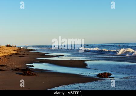 Sandstrand mit Wellen, die in der Abenddämmerung, Carpintaria, Kalifornien Stockfoto