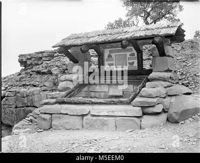 Grand Canyon Fossil Fern Ausstellung CEDAR RIDGE FOSSIL FERN Ausstellung mit frühen interpretierende Beschilderung. S KAIBAB VERSUCH. Ca. 1940? Stockfoto