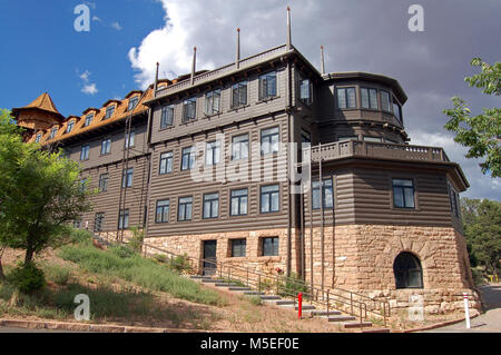 El Tovar Hotel Grand Canyon Grand Canyon Nationall Park Historic District: South Rim. Das El Tovar Hotel war einmal beschrieben als "Die aufwendig gebaute und eingerichtete Haus in Amerika." Der Santa Fe Railroad mit dem Bau im Jahre 1902 in Auftrag gegeben. Charles Whittlesey, einem Chicagoer Architekten, es als eine Kreuzung zwischen einem Schweizer Chalet und Norwegen Villa gestaltet. Es ist auf Beton und Bauschutt Mauerwerk mit einem Holzrahmen Struktur gehauen von Oregon Pine gebaut. Der erste Stock verfügt über slabbed Abstellgleis mit Ecken log sorgfältig eingekerbt, ihm das Aussehen von festen Protokolle zu geben. Der Innenraum ist durch ein p unterstützt. Stockfoto