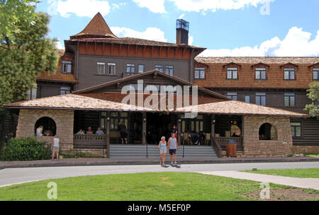 El Tovar Hotel Grand Canyon Grand Canyon Nationall Park Historic District: South Rim. Das El Tovar Hotel war einmal beschrieben als "Die aufwendig gebaute und eingerichtete Haus in Amerika." Der Santa Fe Railroad mit dem Bau im Jahre 1902 in Auftrag gegeben. Charles Whittlesey, einem Chicagoer Architekten, es als eine Kreuzung zwischen einem Schweizer Chalet und Norwegen Villa gestaltet. Es ist auf Beton und Bauschutt Mauerwerk mit einem Holzrahmen Struktur gehauen von Oregon Pine gebaut. Der erste Stock verfügt über slabbed Abstellgleis mit Ecken log sorgfältig eingekerbt, ihm das Aussehen von festen Protokolle zu geben. Der Innenraum ist durch ein p unterstützt. Stockfoto