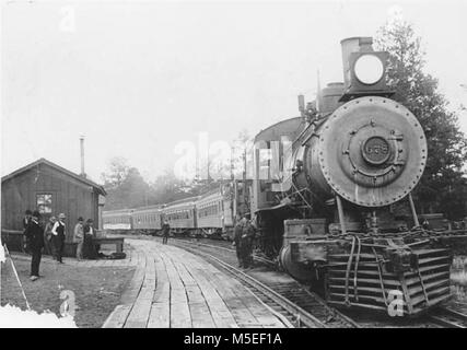 Grand Canyon historischen Railroad Depot SCHULE LEHRER ZUG IN GRAND CANYON HOF. ORIGINAL DEPOT SHACK & Boardwalk. CIRCA 1904. Stockfoto