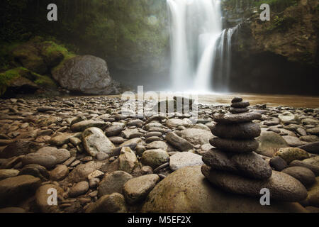 Stein Stack oder Zen gestapelte Steine im Majestic Tegenungan Wasserfälle in Bali. Die wunderschön ausgewogenen Zen gestapelte Steine ein Gefühl von Harmonie schaffen Stockfoto