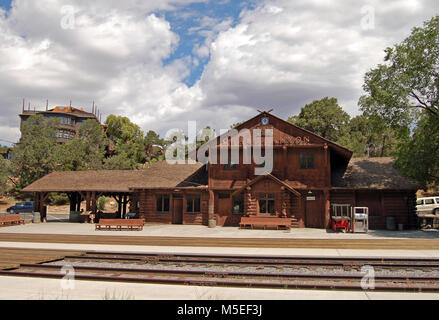 Grand Canyon Railroad Depot Grand Canyon Nationall Park Historic District: South Rim. Am 17. September 1901 die erste dampfbetriebene Bahn in Grand Canyon Village rollte nach einem relativ reibungslosen Fahrt von Williams, Arizona. Die 3-stündige Fahrt kostet $ 3.95. Was ist jetzt Grand Canyon Village unmittelbar zugänglicher als Hance Ranch oder Grandview im Osten und Bass Camp im Westen. Zu der Zeit einen ganzen Tag und eher strenge Phase Fahrt zum Dorf von Flagstaff, Arizona kosten 20,00 $. Die Santa Fe Bahnbetriebswerk wurde im Jahr 1909 abgeschlossen. Es ist eins von nur drei verbleibenden Depots log in der Coun Stockfoto