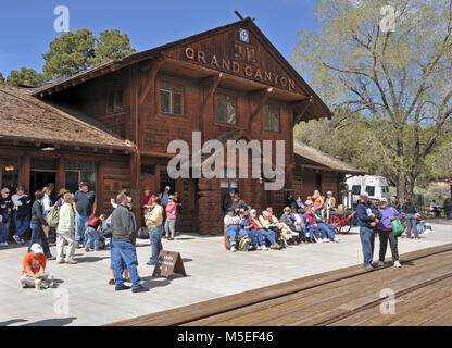 Grand Canyon Railroad Depot Grand Canyon Nationall Park Historic District: South Rim. Am 17. September 1901 die erste dampfbetriebene Bahn in Grand Canyon Village rollte nach einem relativ reibungslosen Fahrt von Williams, Arizona. Die 3-stündige Fahrt kostet $ 3.95. Was ist jetzt Grand Canyon Village unmittelbar zugänglicher als Hance Ranch oder Grandview im Osten und Bass Camp im Westen. Zu der Zeit einen ganzen Tag und eher strenge Phase Fahrt zum Dorf von Flagstaff, Arizona kosten 20,00 $. Die Santa Fe Bahnbetriebswerk wurde im Jahr 1909 abgeschlossen. Es ist eins von nur drei verbleibenden Depots log Im cou Stockfoto