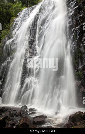 Leistungsstarke Wasserfall mit einer langen Verschlusszeit genommen. Fotos mit langer Belichtungszeit ist eine kreative Verwendung der Kamera erstellen Seide glatt fließende Wasser Wasser Stockfoto