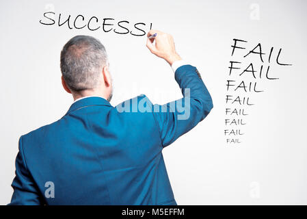 Senior Business Dozent die Worte Erfolg nach einem langen Strom der Ausfälle Stockfoto