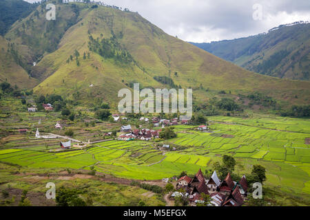 Schönen, grünen Landschaft, Dörfer und Berge mit Blick auf die traditionellen Batak Häuser und Siedlungen einen einzigartigen Teil der indigenen Kultur. Stockfoto