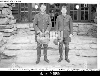 Grand Canyon - McKee und Braun bei Ranger Gebäude NATURFORSCHER EDWIN MCKEE & RANGER ARTHUR L. BRAUN VON RANGER OPERATIONEN Geb. #103. GRCA 36039. Mai 1938. . Stockfoto