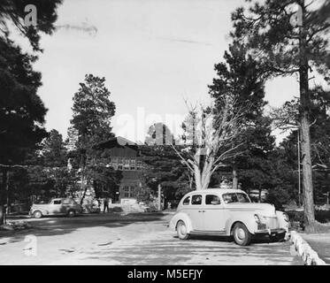 Grand Canyon Ranger Operationen Gebäude W SEITE DES BLD103, HQ-ADMINISTRATION (RANGER OPERATIONEN GEBÄUDE.) Autos auf dem Parkplatz, F.G. CIRCA 1947. . Stockfoto