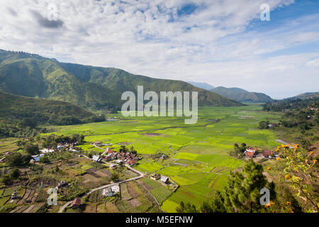 Landschaft Bild eines üppig grünen Tal am Ufer des Lake Toba in Nordsumatra von oben betrachtet. Siedlung Sianjur mula Mula Stockfoto