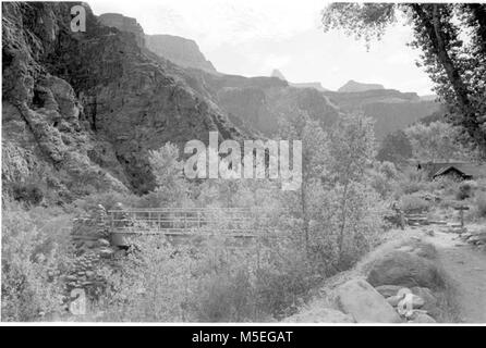 Grand Canyon Historischen - Bright Angel Creek Bridge Szene Brücke, Bright Angel Creek von N. ENDE CAMPGROUND ZU PHANTOM RANCH. Suche NE.. 24. Mai 1985. , CLEELAND. Stockfoto