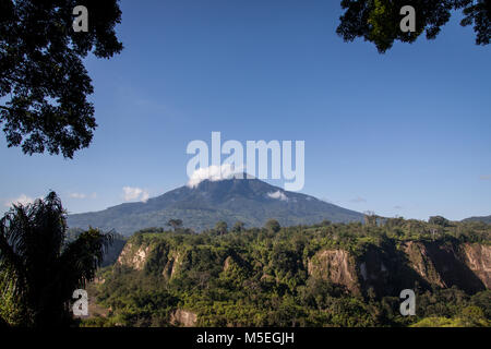 Die schöne Landschaft des Gunung Marapi Vulkan auf Sumatra mit Höhe von 2.891 m. Natürlich umrahmt mit Blick durch die Bäume mit sianok Canyon Stockfoto