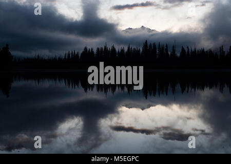 Dawn an den Vermilion Lakes, Banff, Alberta, Kanada Stockfoto