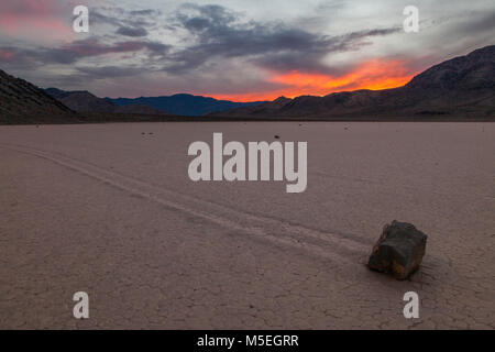 Verschieben von Felsen bei Sonnenaufgang, die Rennstrecke, Death Valley, Kalifornien Stockfoto