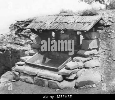 Grand Canyon Fossil Fern Ausstellung VERSCHLECHTERTE RAHMEN AUS GLAS VON FOSSILEN FARN DISPLAY, Cedar Ridge AUSSTELLUNG AUF S KAIBAB TRAIL. 1. Aug 1968. . Stockfoto