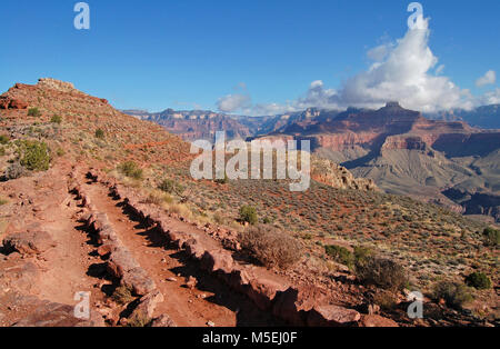 Mormon Wohnungen Sou Kaibab Trail Wanderer auf dem South Kaibab Trail im Grand Canyon National Park überqueren Sie die Ebene Morman Wohnungen vor dem Herunterfallen der steilen roten und weißen Serpentinen an der Tonto Plattform. Stockfoto