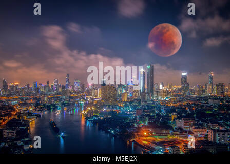 Bloody moon Bangkok bei Nacht mit skyscrape Stockfoto